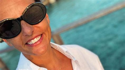 Faustine Bollaert, 45 ans, sublimissime en bikini